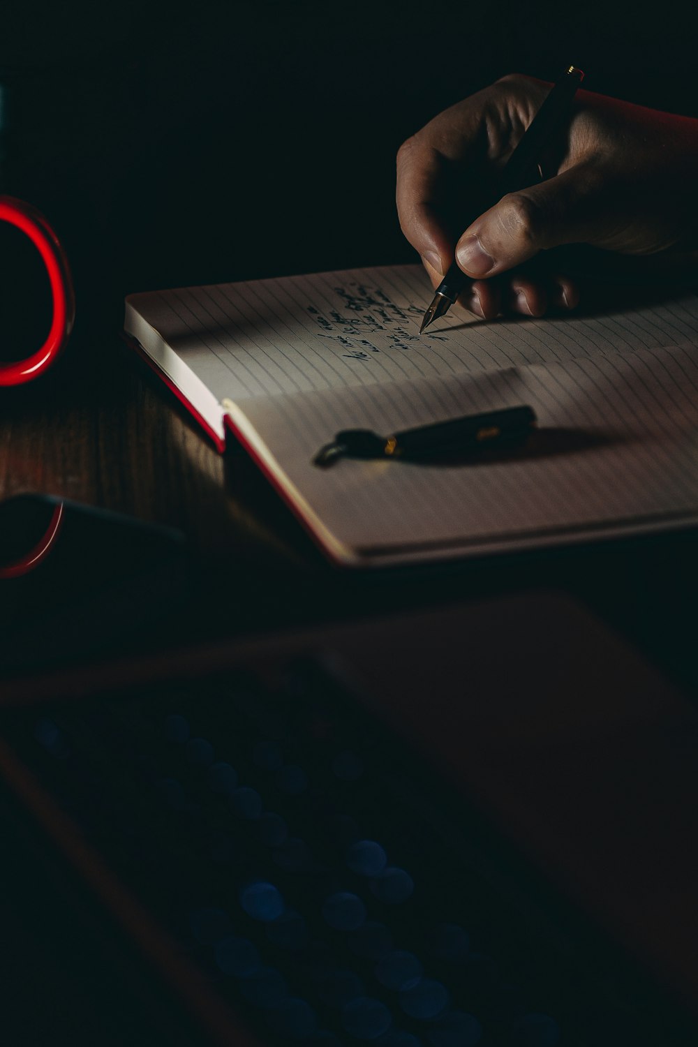 Pessoa planejando as finanças em um caderno