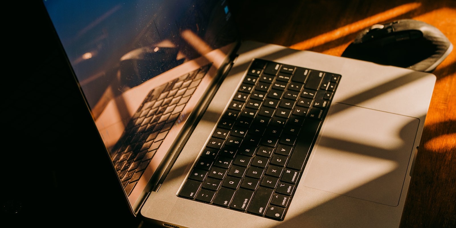 Laptop iluminado pela luz da manhã, pronto para a sessão
