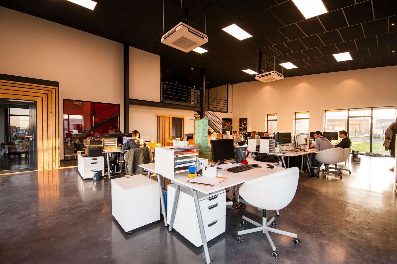 Ambiente de trabalho onde benefícios como o 401(k) fazem parte da remuneração
