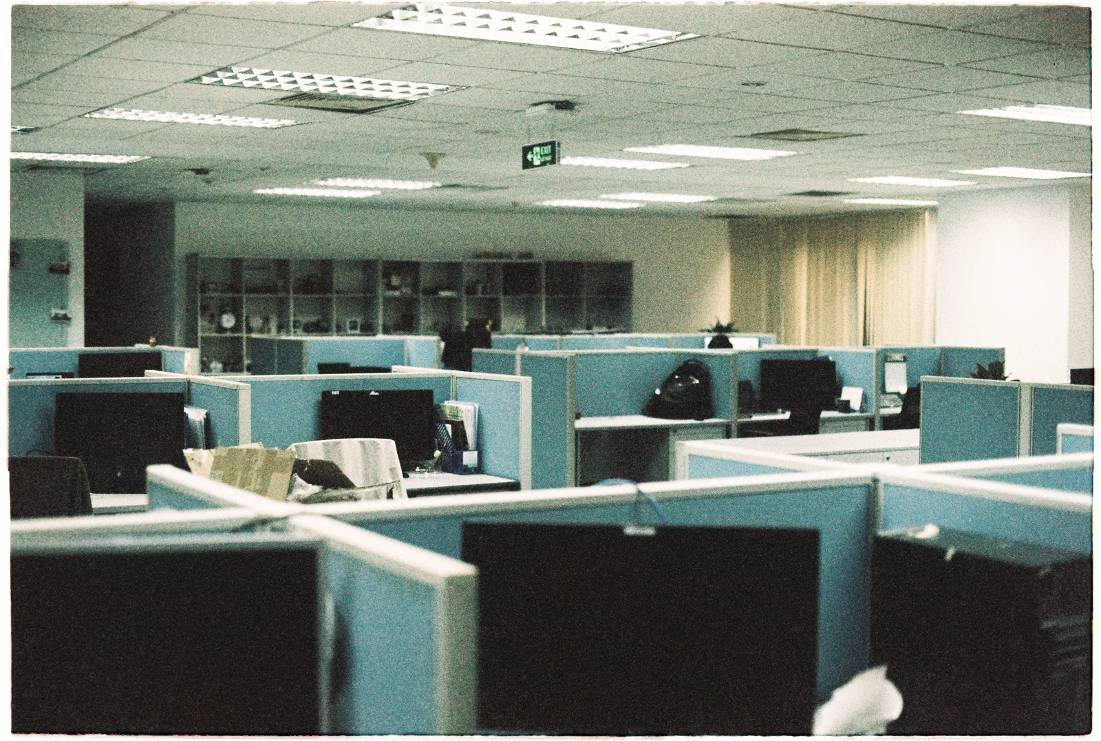 Ambiente de trabalho com estações de escritório, contexto em que um empregador pode oferecer 401(k)