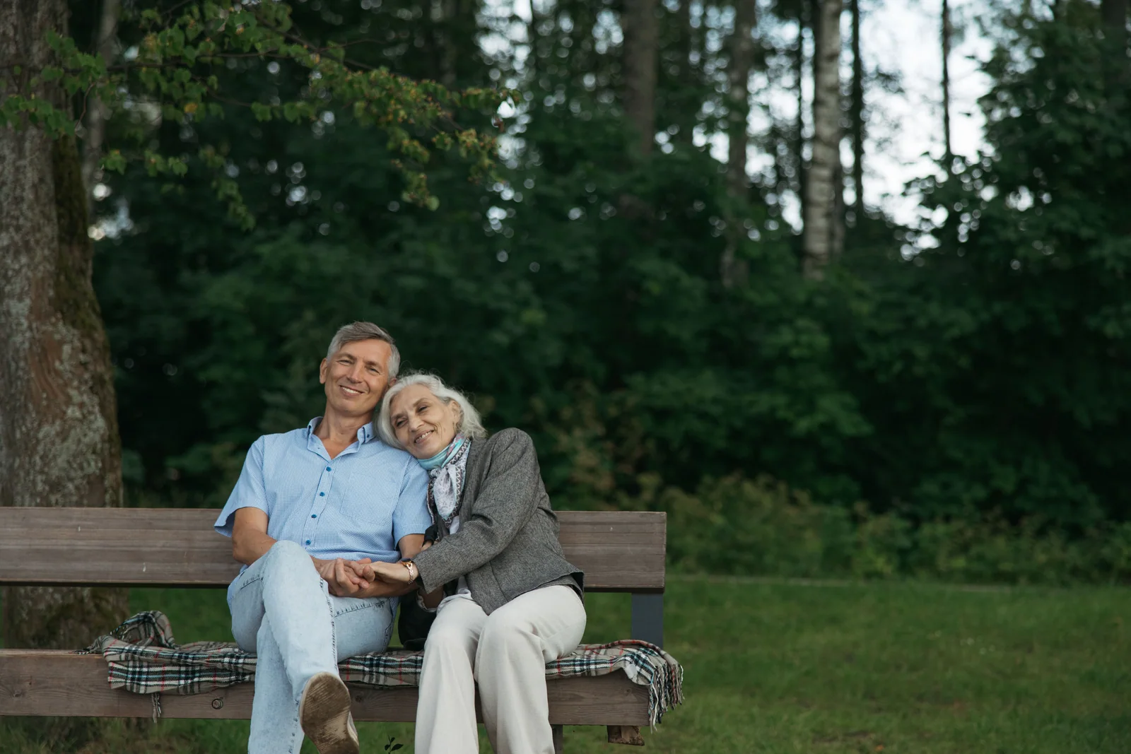 Casal mais velho sentado em um banco de parque