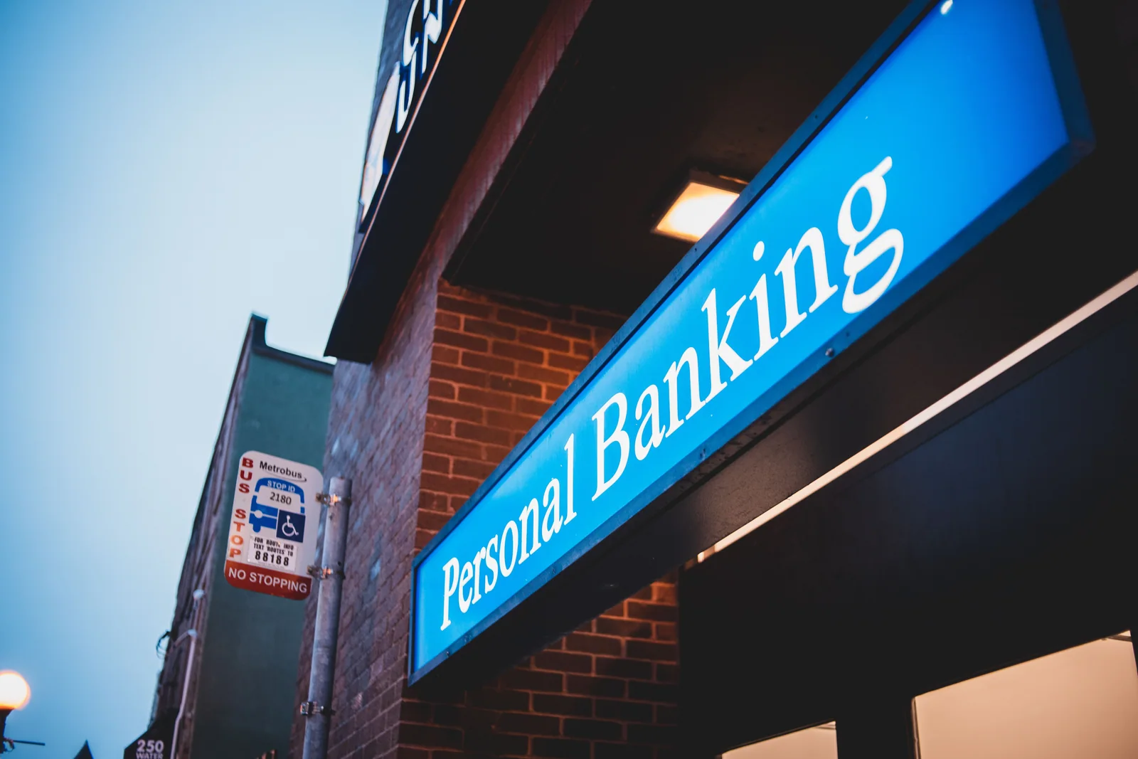 Fachada de uma agência de atendimento bancário nos Estados Unidos