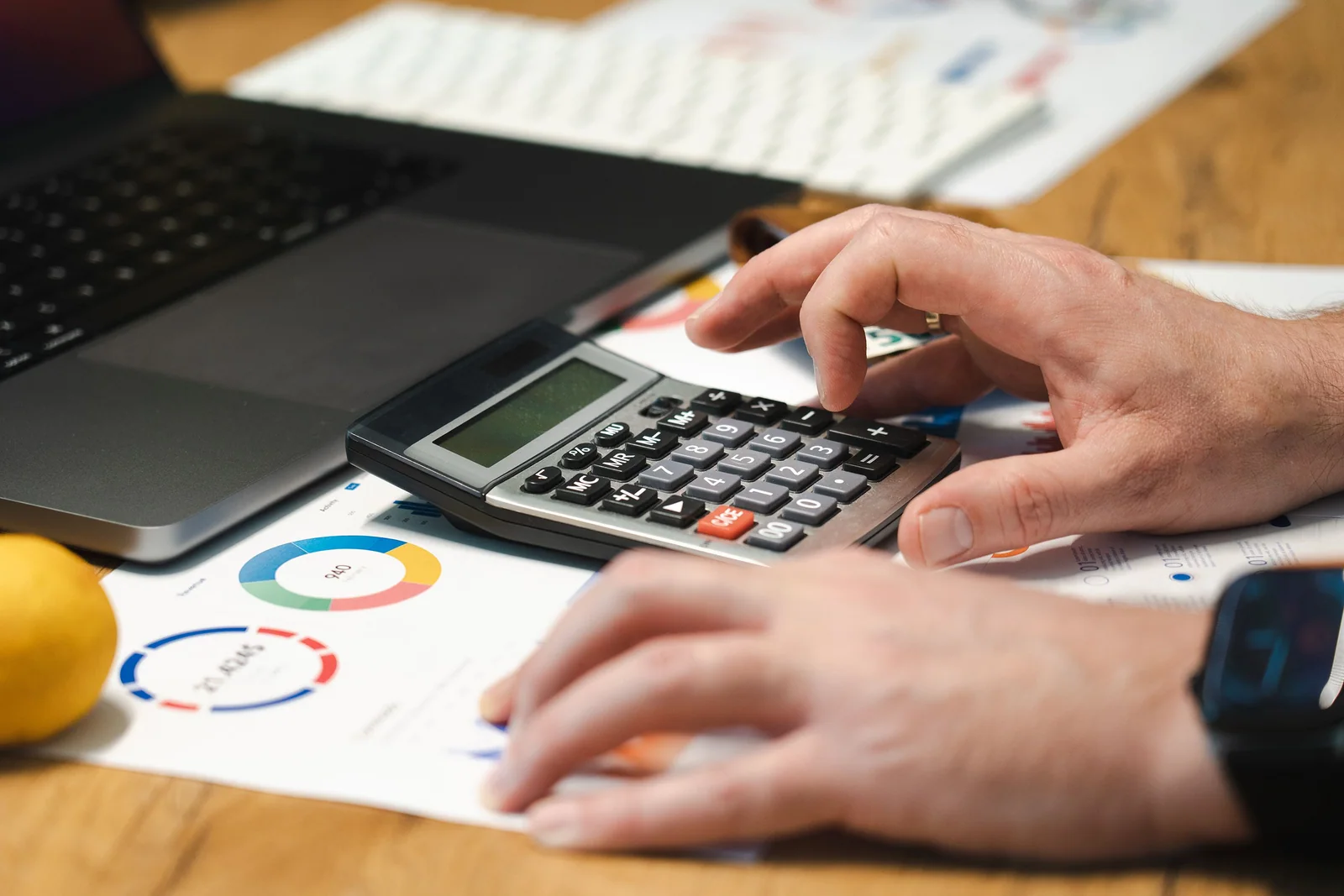 Pessoa usando uma calculadora para comparar rendimento e prazo de uma meta