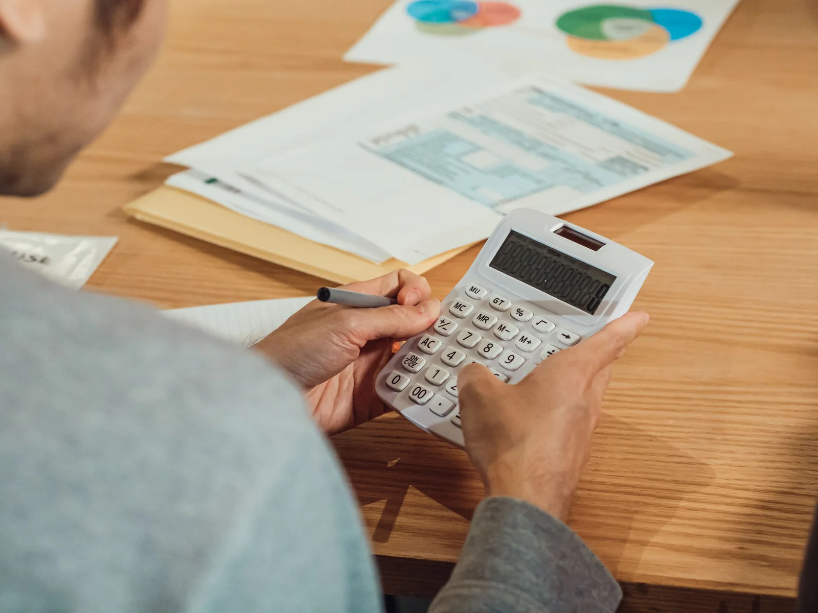 Calculadora sobre uma mesa, no tipo de conta em que a tarifa e o prazo da promoção entram no custo do saldo.