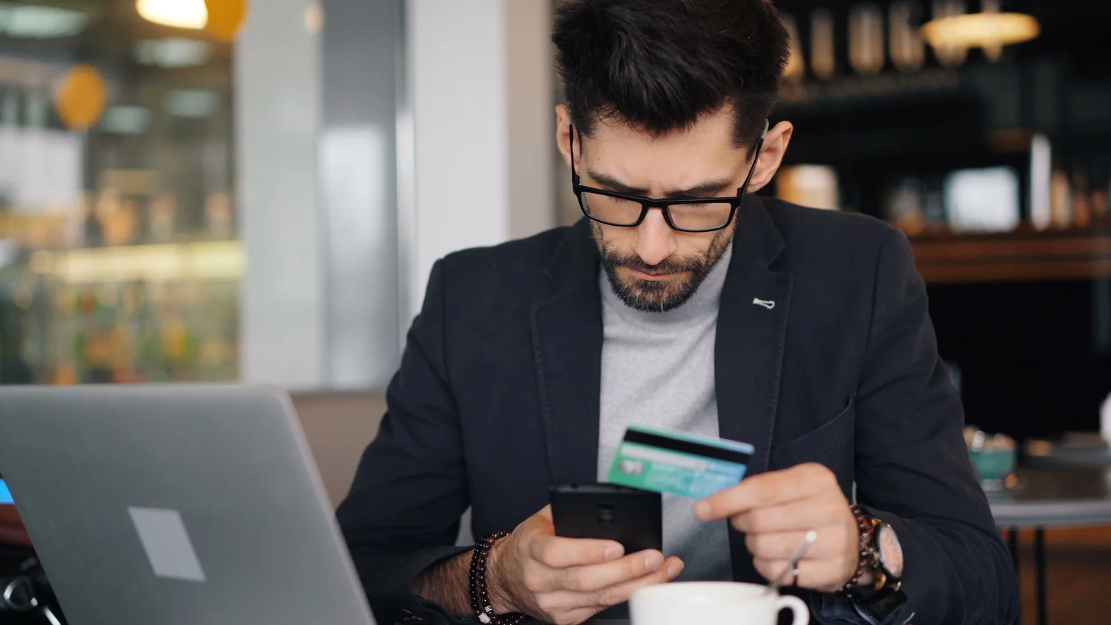 Pessoa verificando no celular os dados de um pagamento online