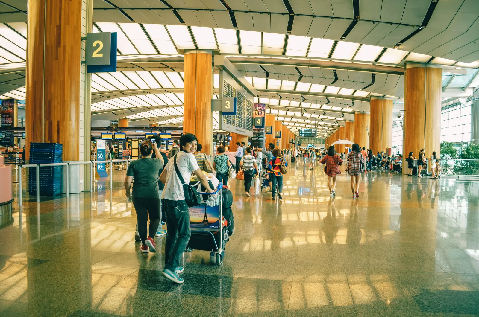 Passageiros no saguão de um aeroporto, no início de uma viagem internacional
