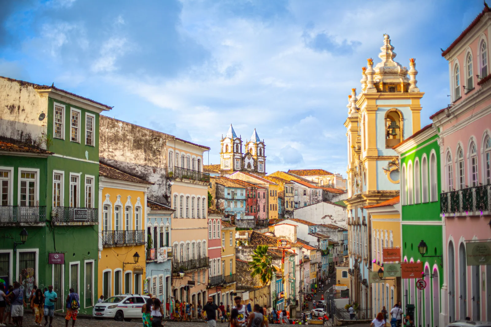 Centro histórico brasileiro com fachadas coloridas e igrejas