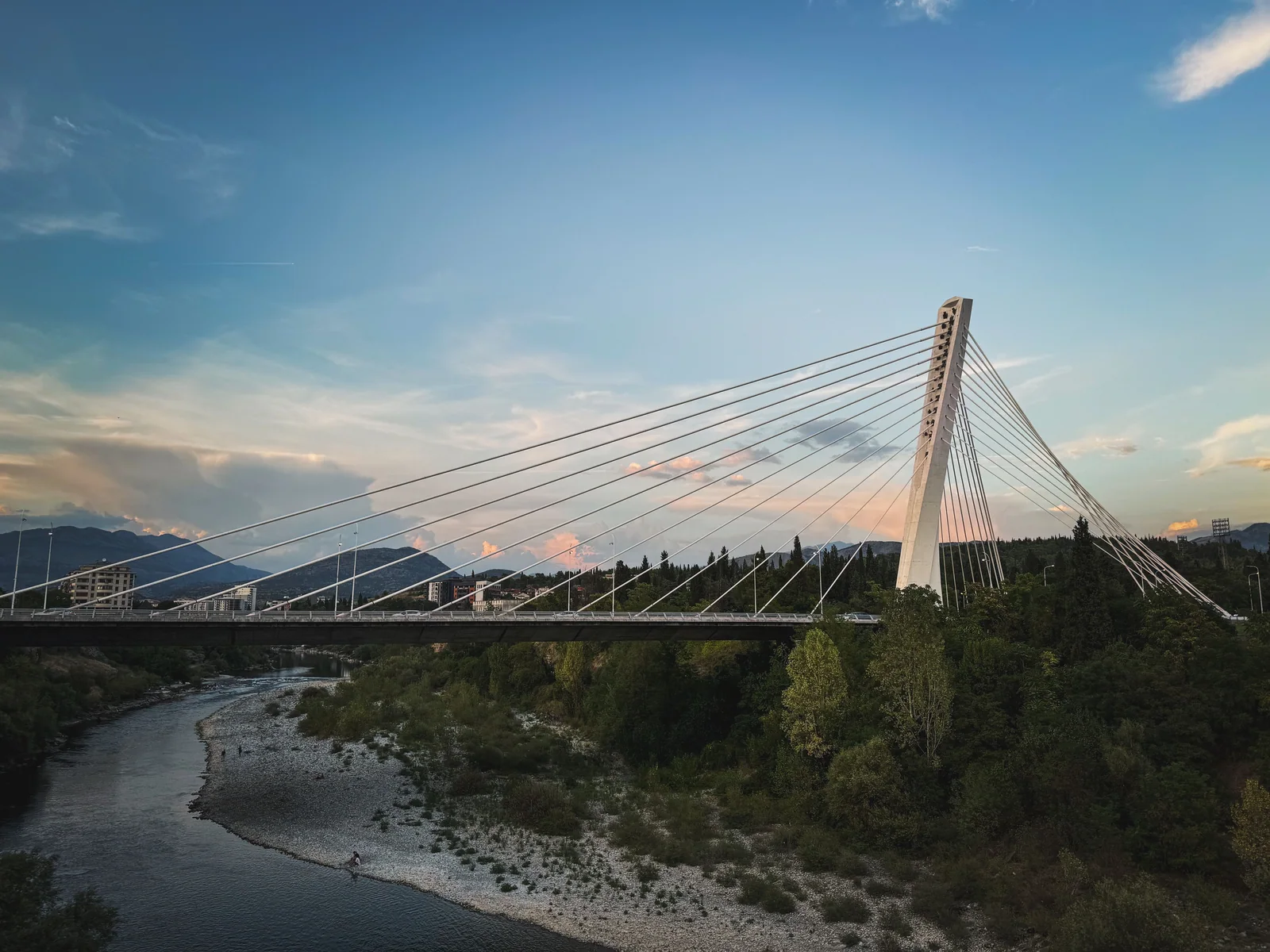 Ponte estaiada sobre um rio ao entardecer