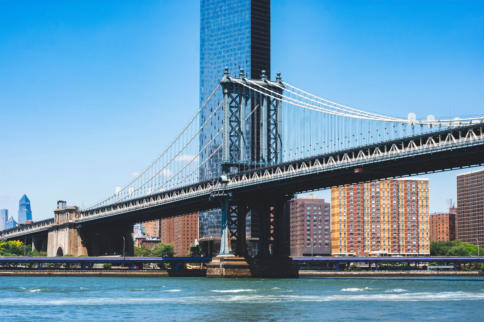 Ponte sobre um rio ligando duas partes de uma cidade