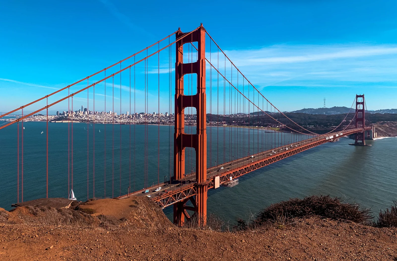 Ponte ligando duas margens sobre uma baía