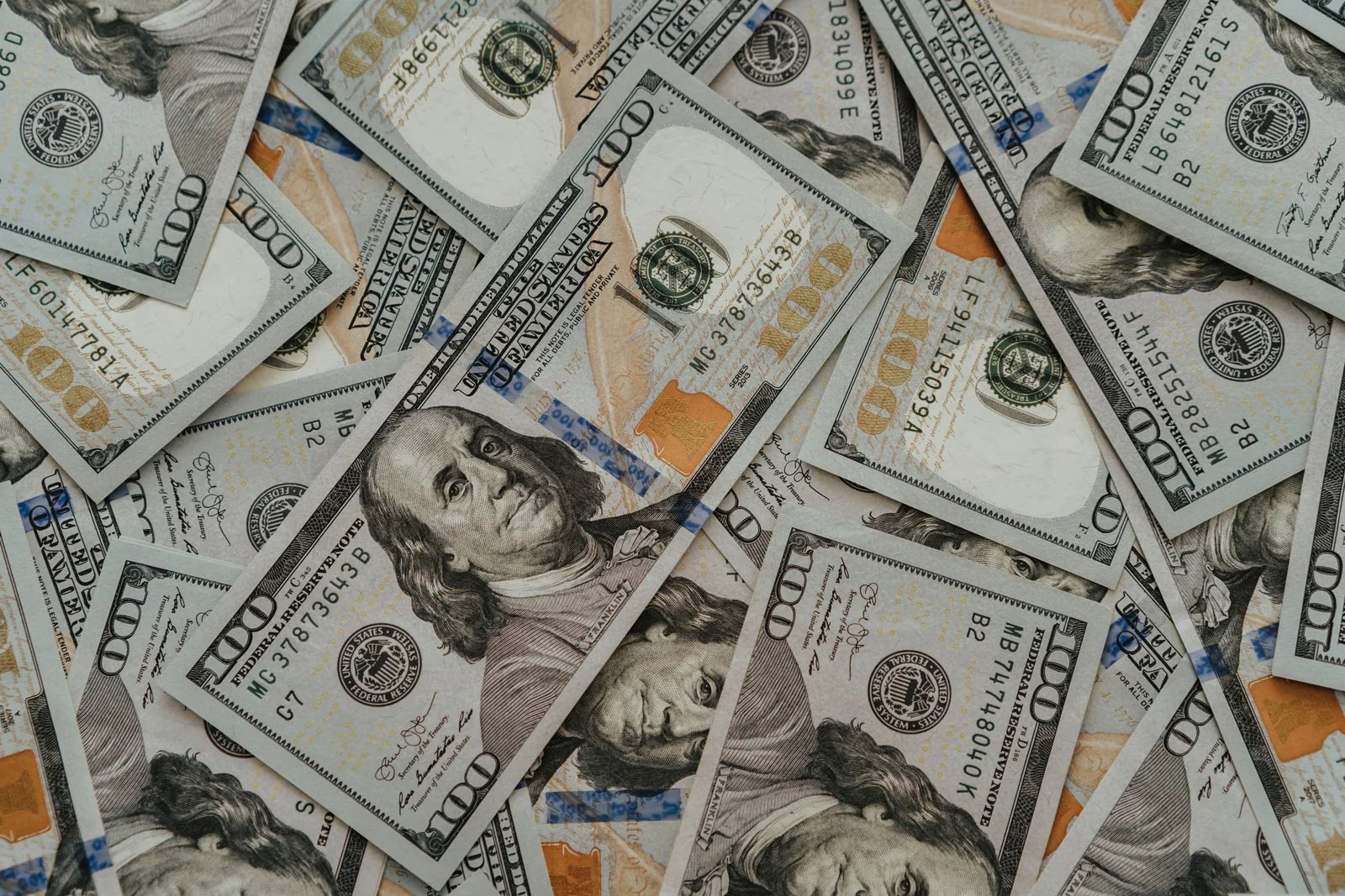 Cédulas de dólar espalhadas, representando o valor ainda do lado do remetente