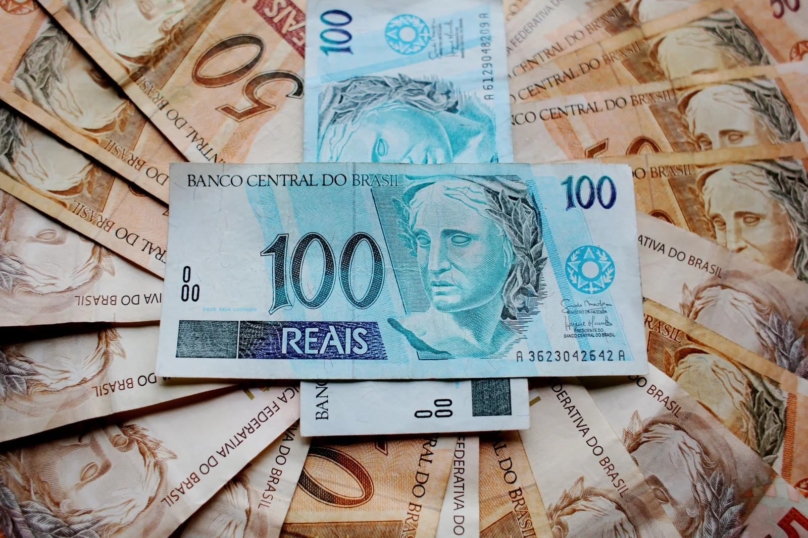 Notas de real usadas para representar o valor que chega ao Brasil