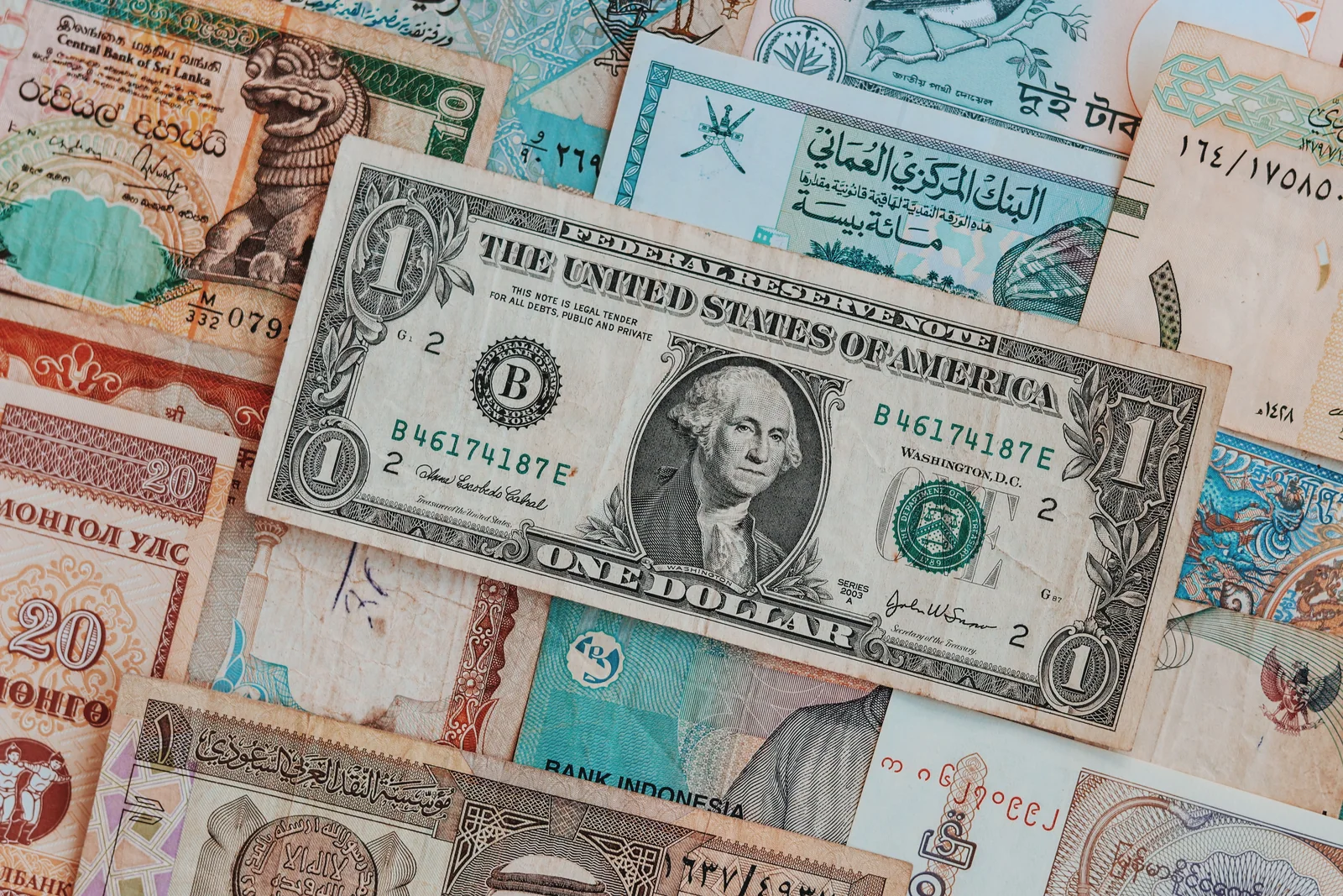 Dólar americano sobre outras cédulas, representando o financiamento em moeda de origem