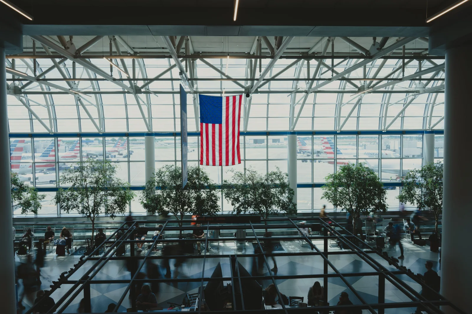Terminal de chegada nos Estados Unidos com bandeira americana