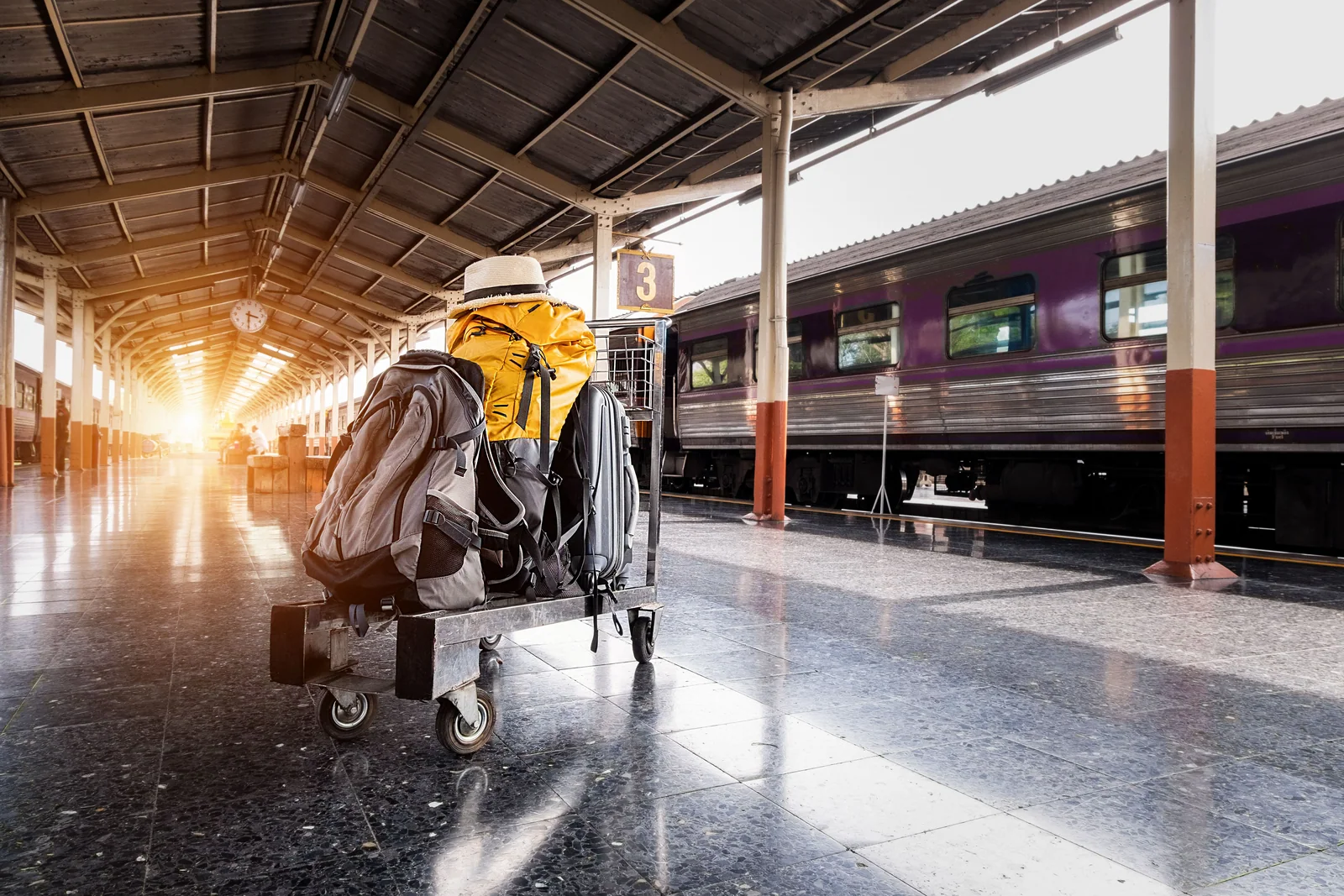 Mochilas numa plataforma de trem, no começo de uma viagem