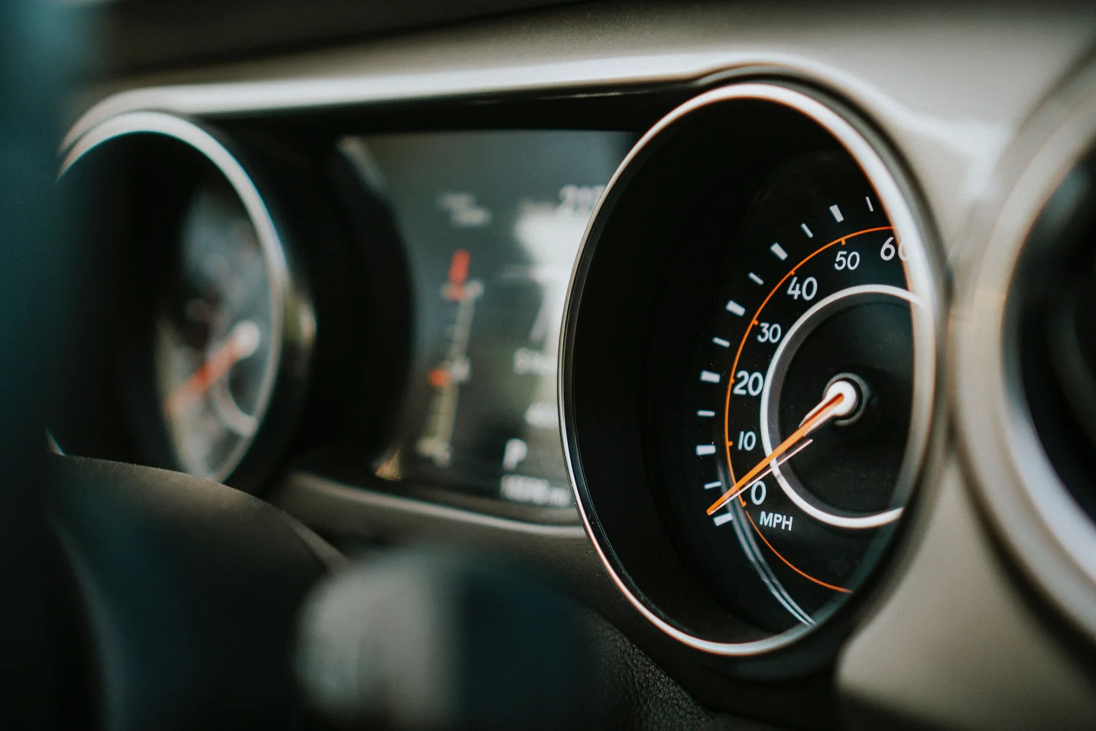 Painel de um carro visto pelo motorista