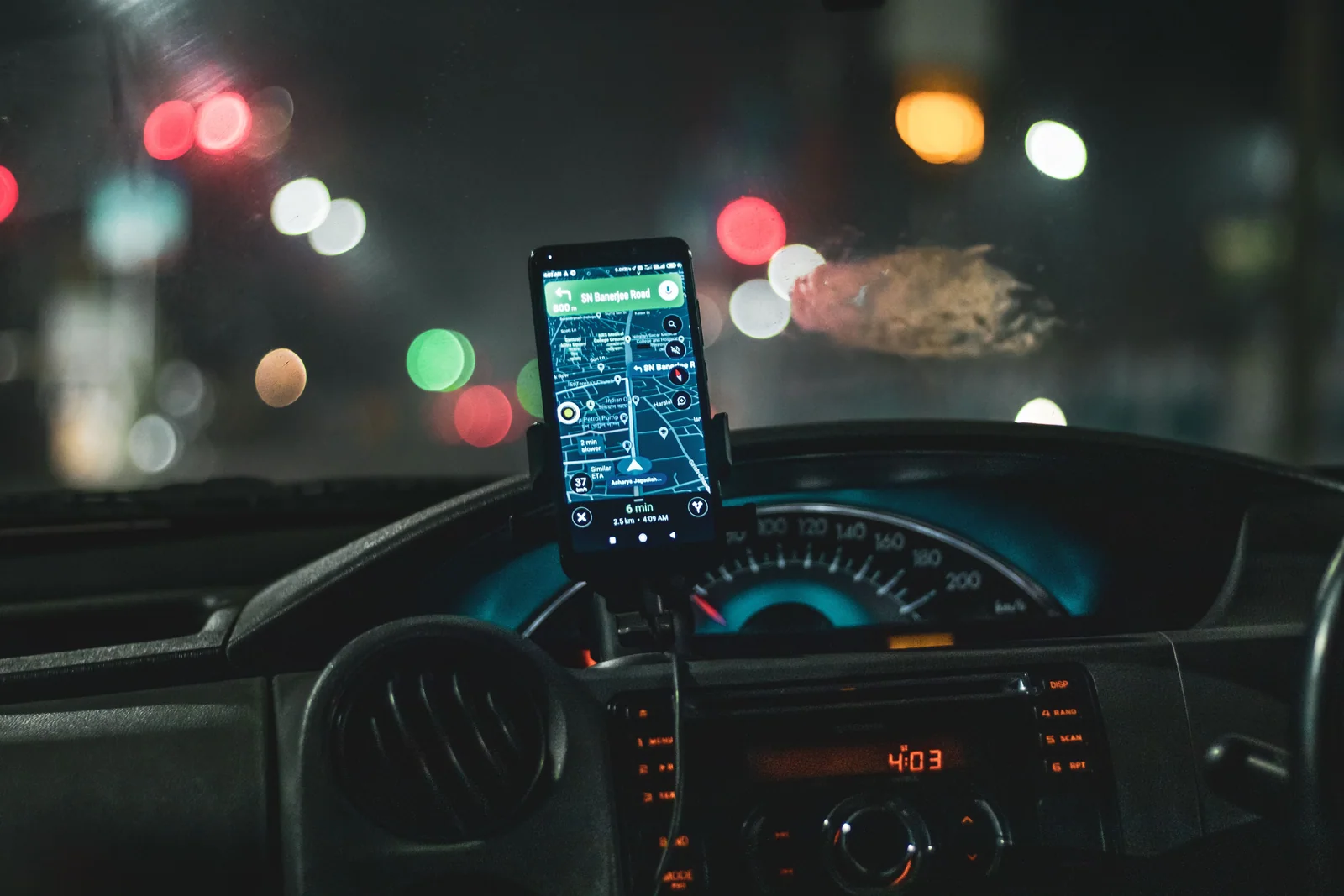 Painel de um carro durante uma viagem noturna