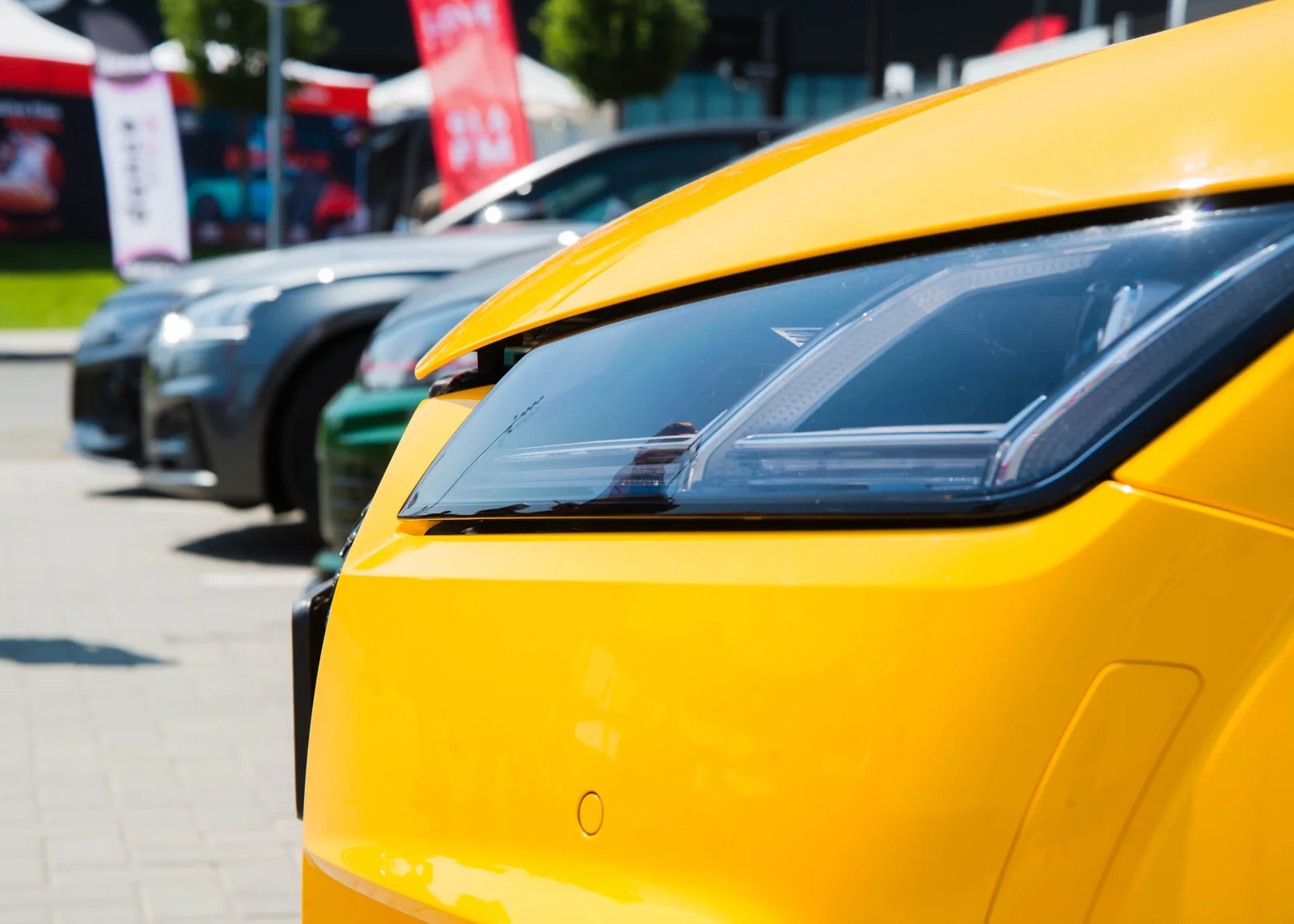 Fileira de carros novos em uma concessionária