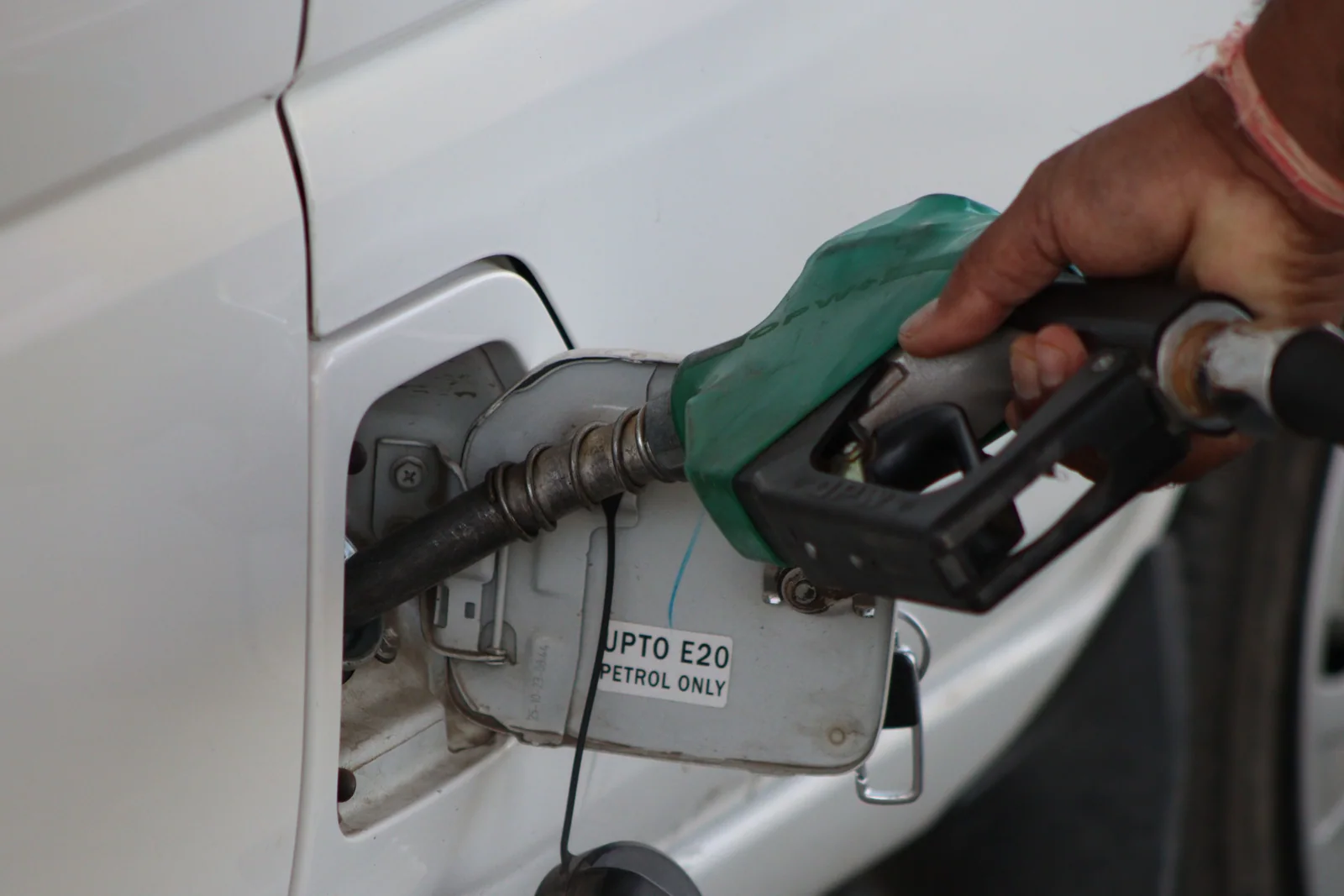 Motorista abastecendo o carro em um posto de combustível