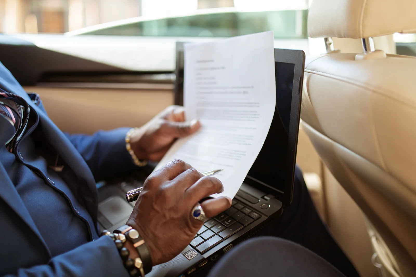 Profissional revisando documentos de uma compra de carro
