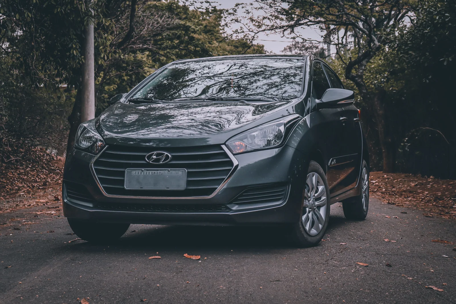 Carro usado estacionado ao ar livre para avaliação