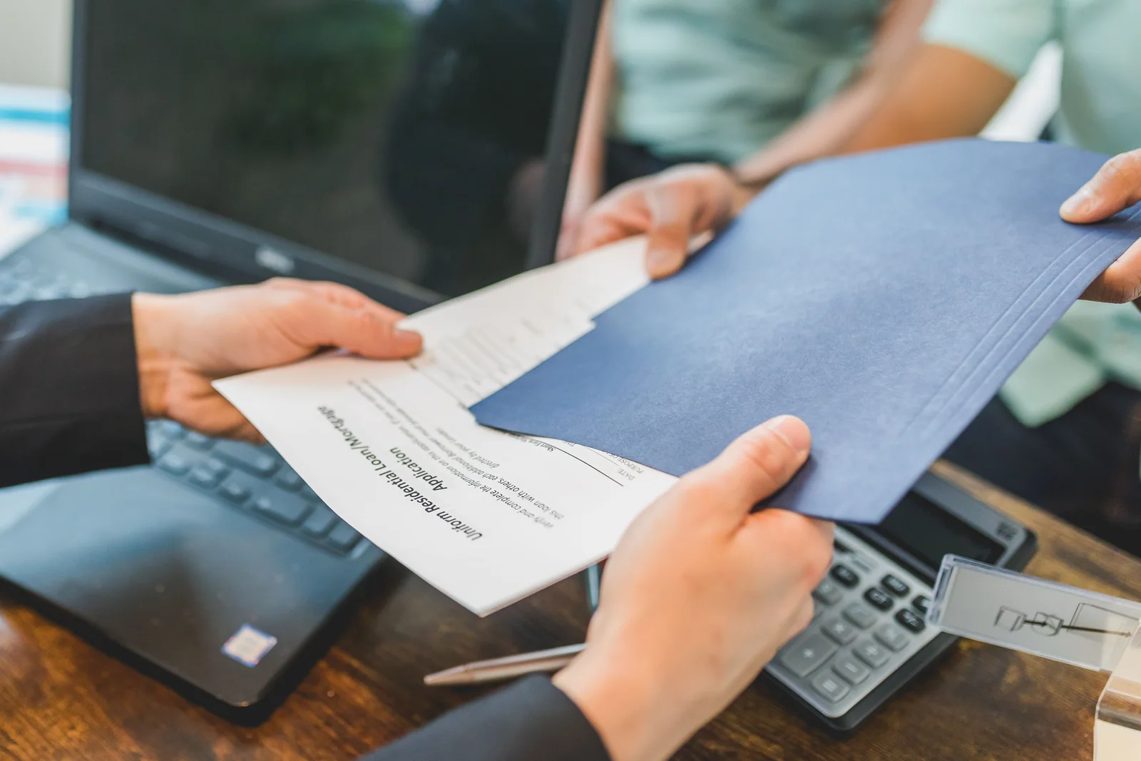 Documentos de um financiamento imobiliário sendo entregues para conferência