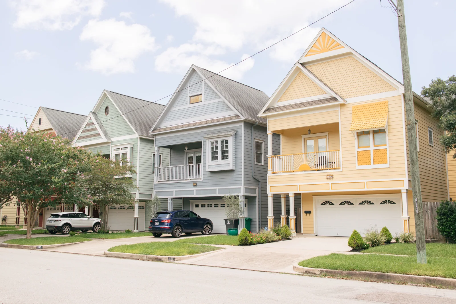 Casa térrea com garagem e gramado num bairro residencial