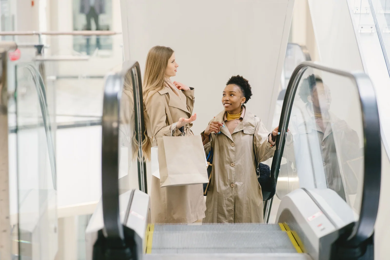 Duas consumidoras com sacolas em um shopping