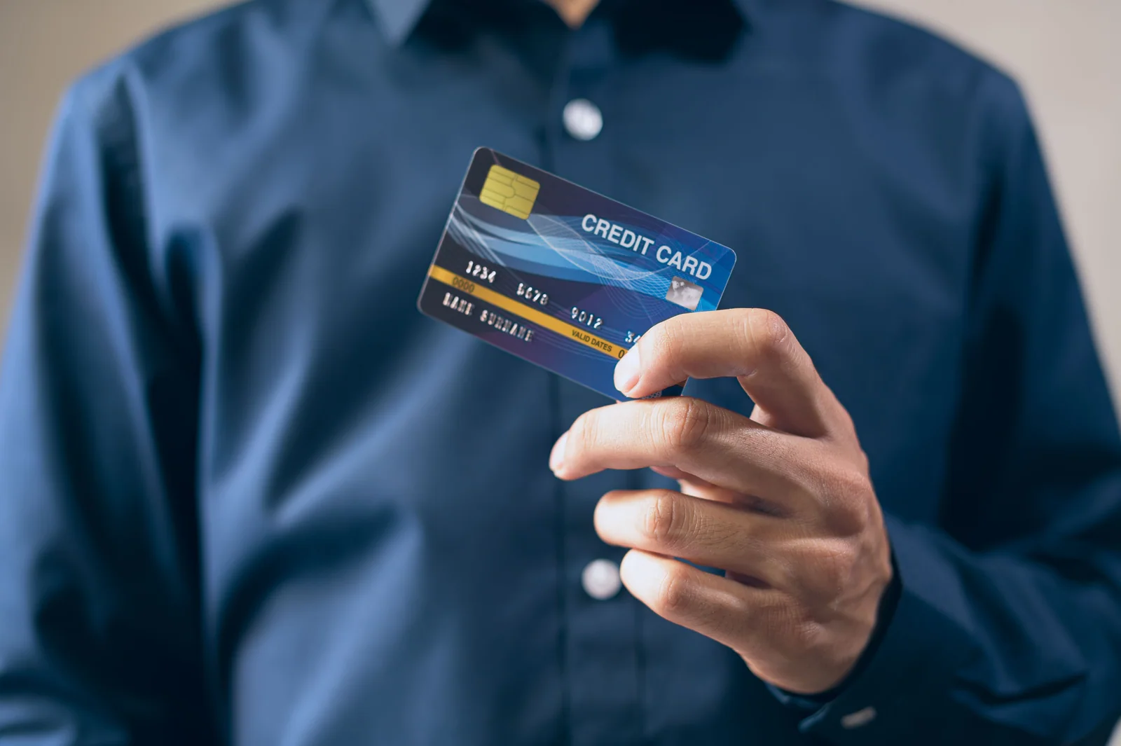 Cartão de crédito genérico sobre uma mesa