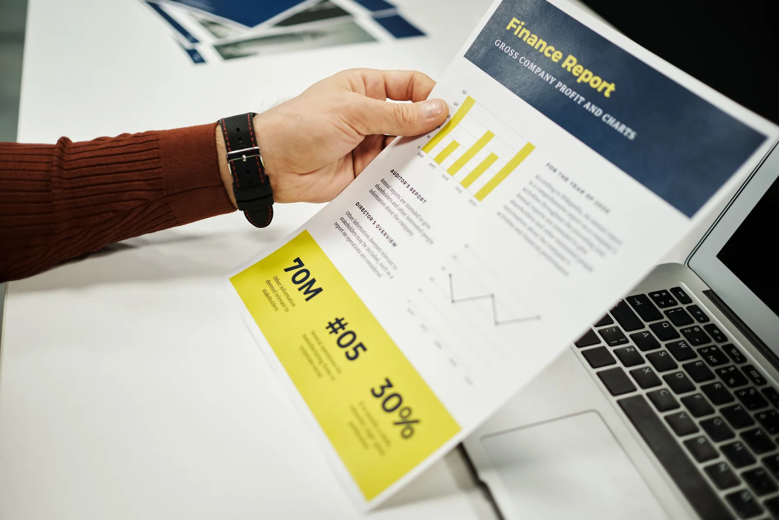 Pessoa analisando um relatório financeiro impresso