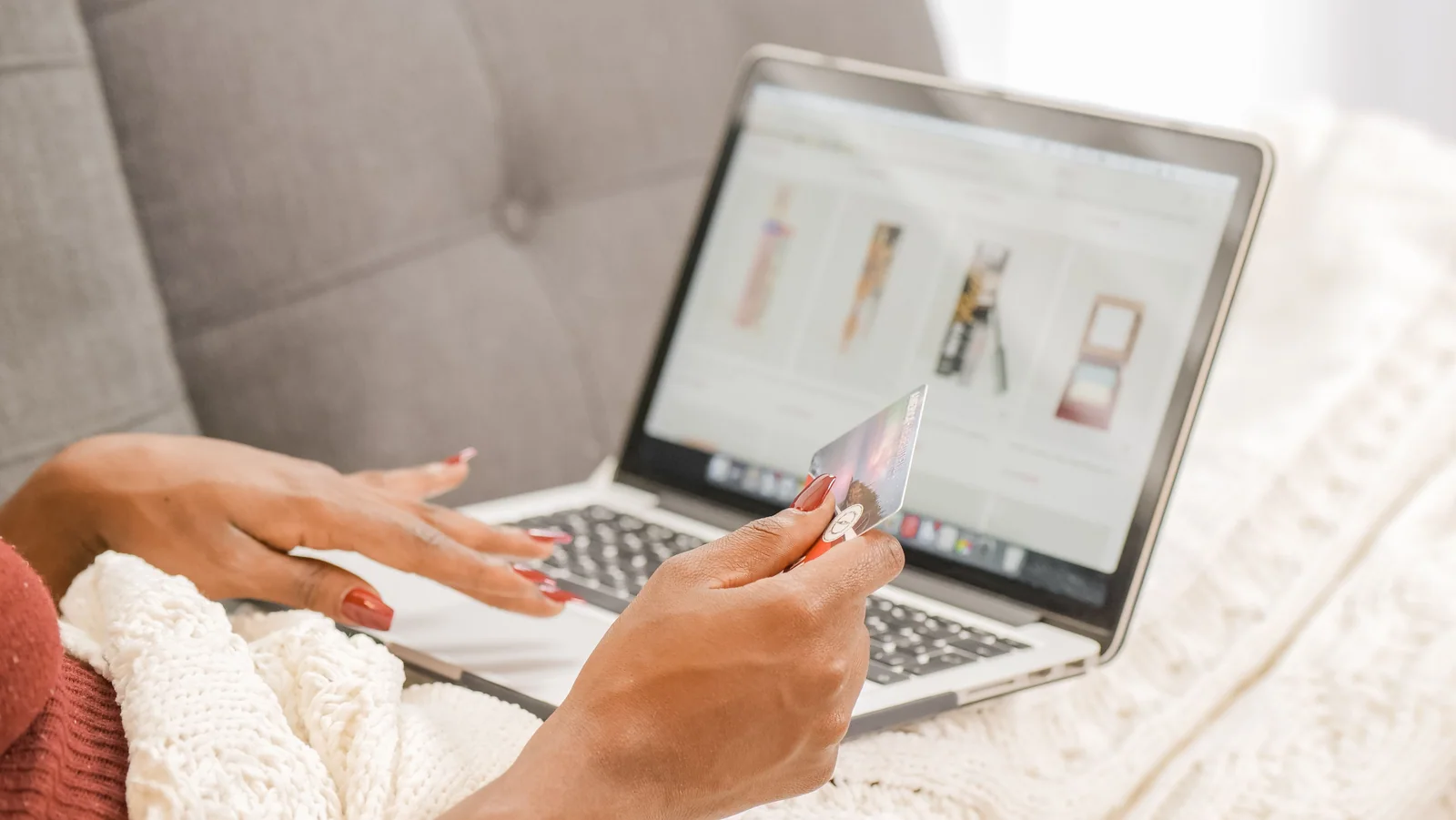 Pessoa usando um cartão em uma compra online