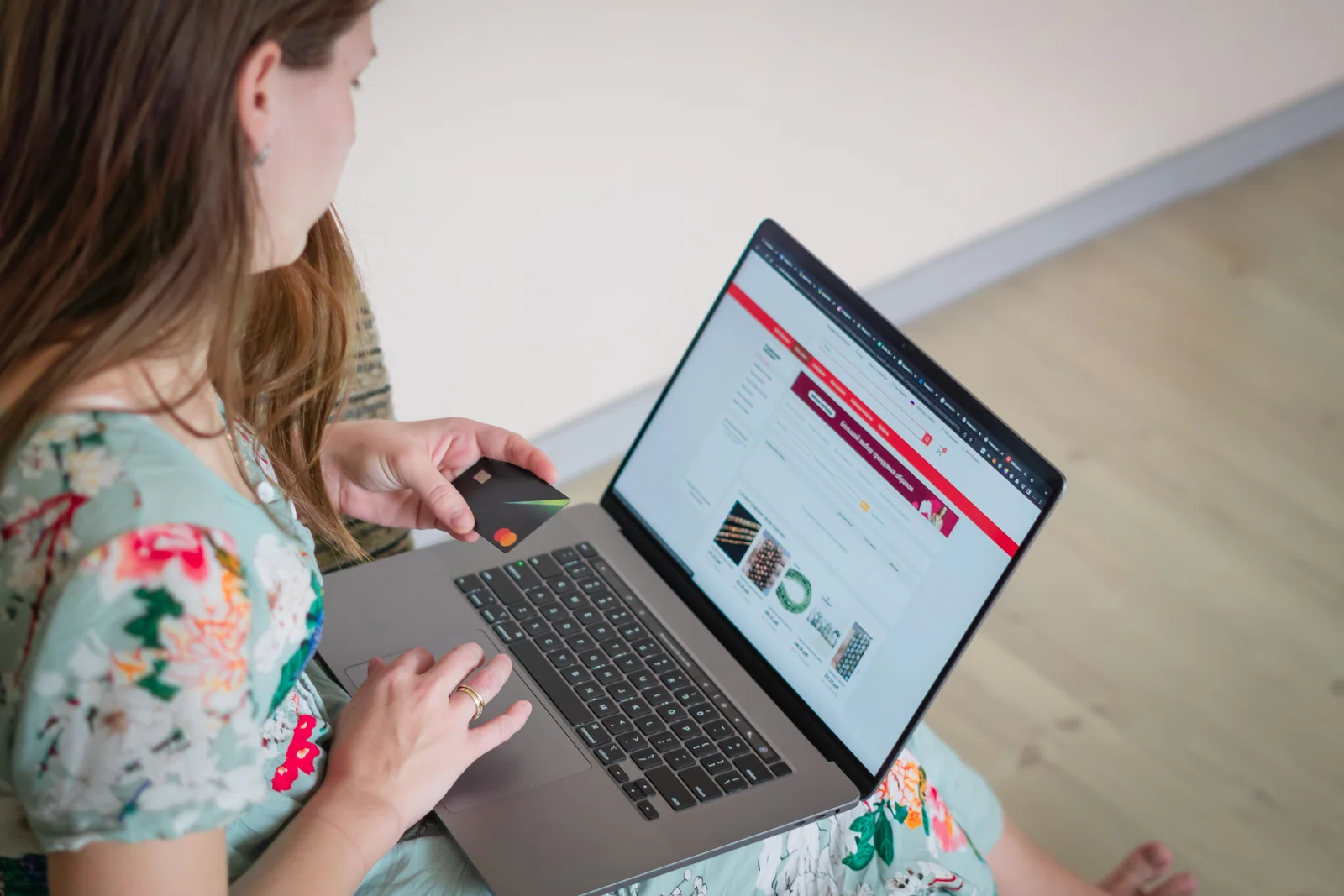 Consumidora usando um cartão durante uma compra online