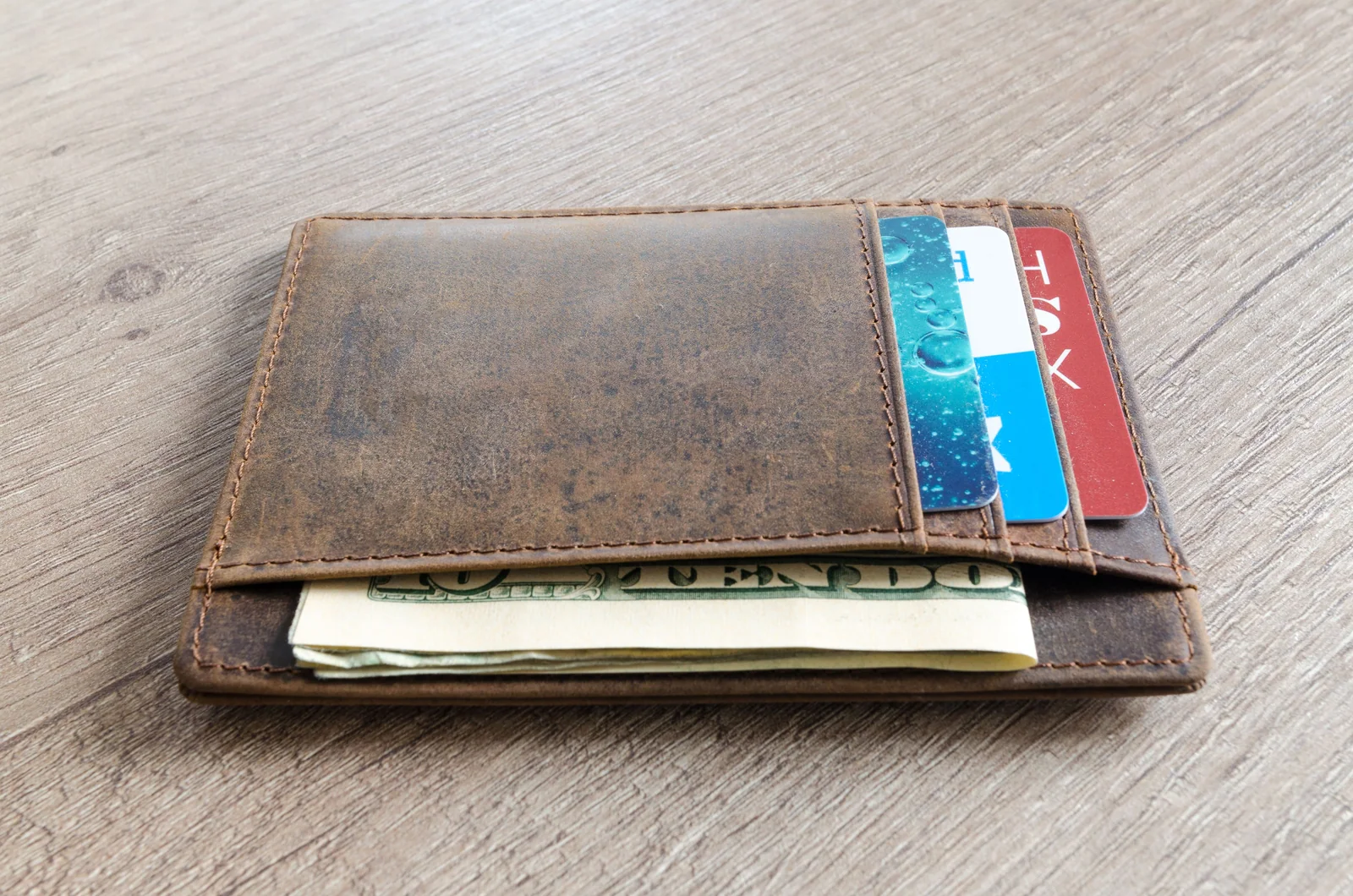 Carteira com cartões de crédito e notas de dólar