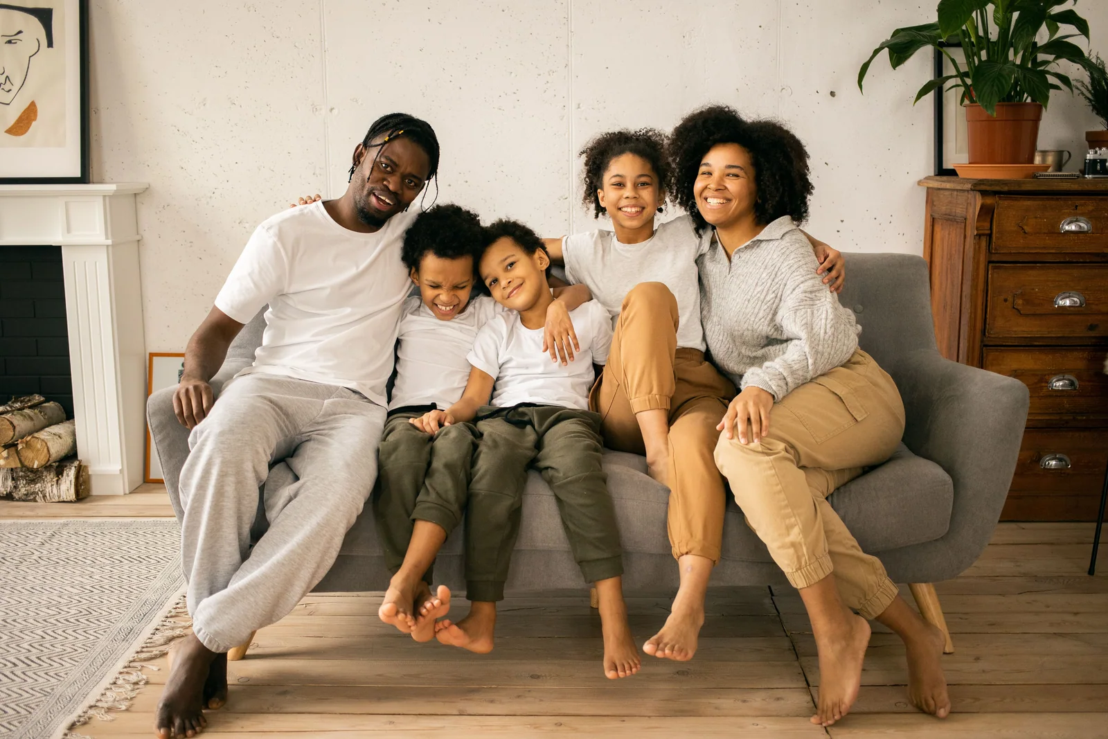 Família reunida no sofá de casa