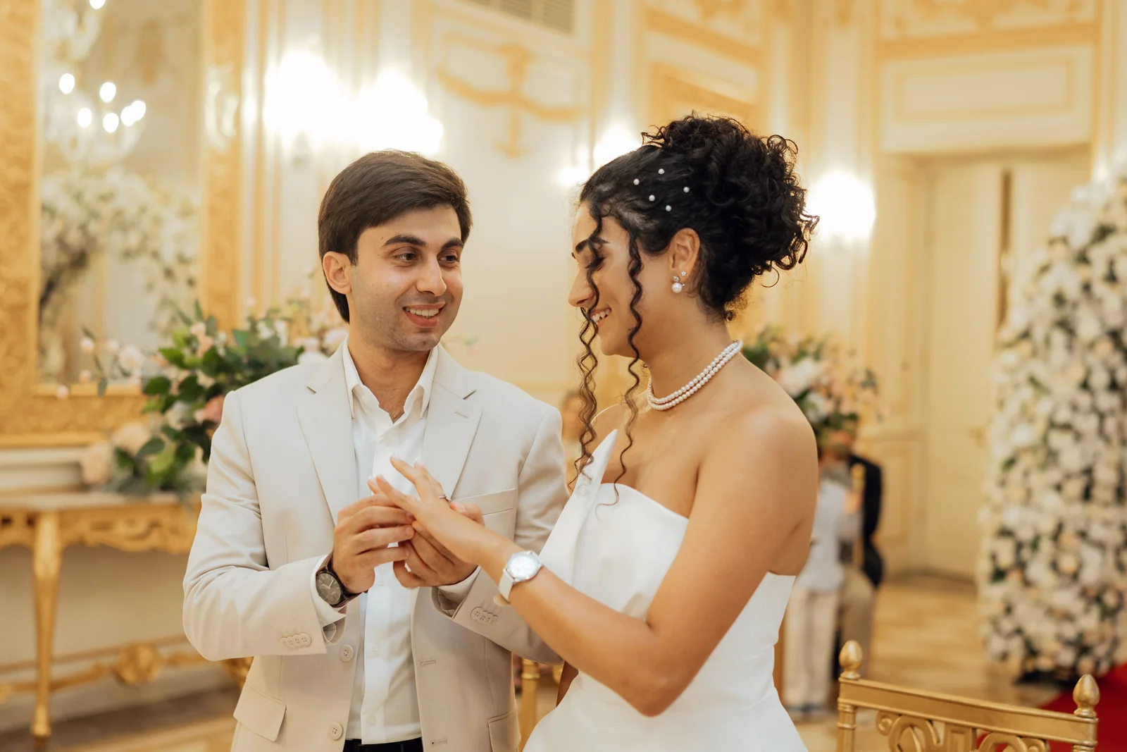 Casal trocando alianças durante uma cerimônia