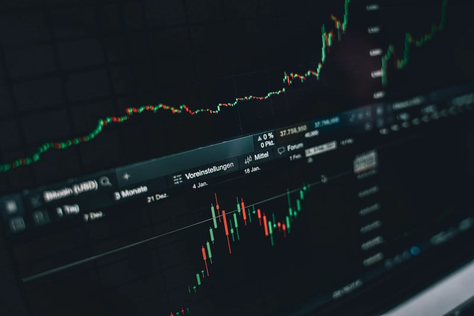 Duas pessoas analisando investimentos em telas e anotações
