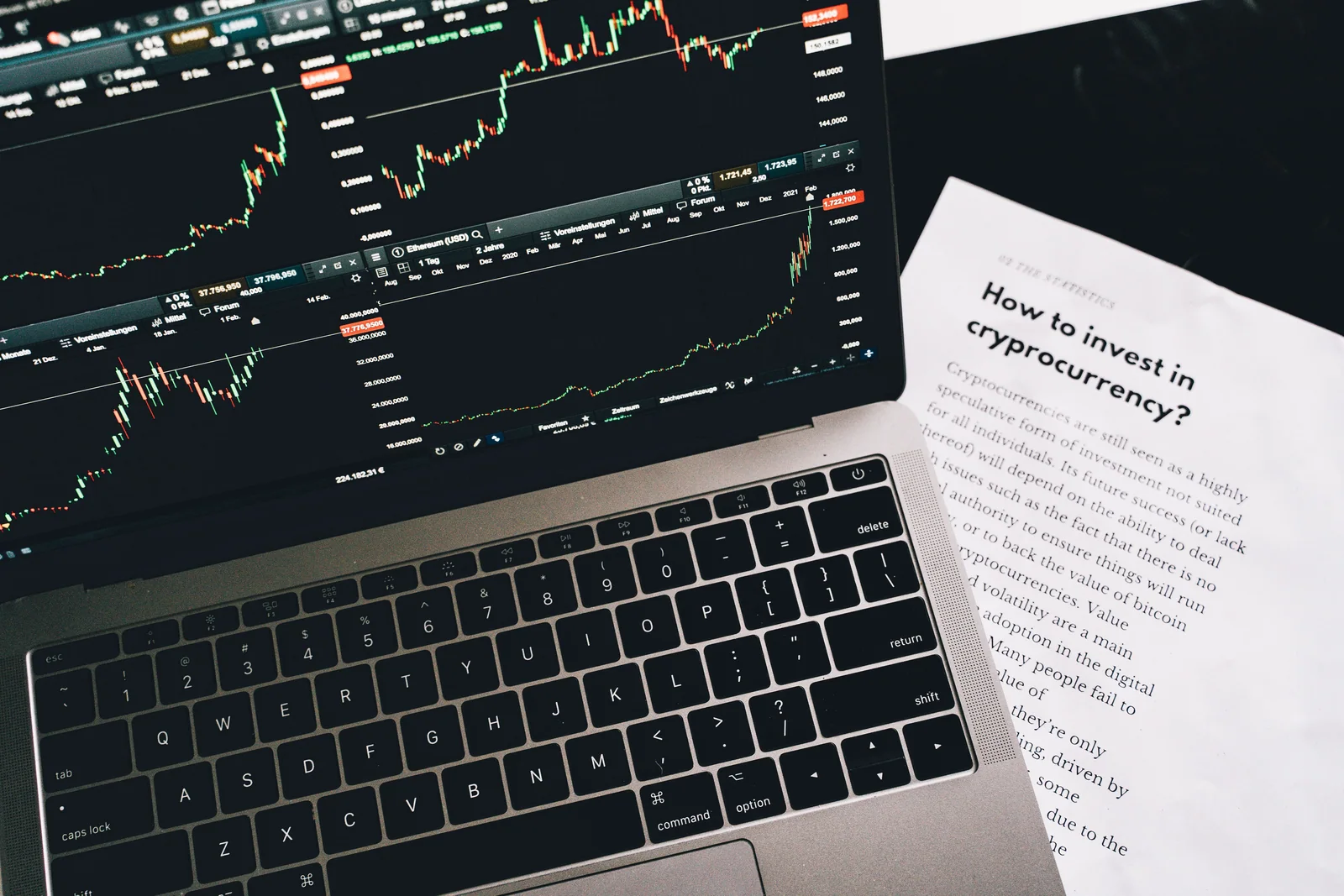 Investidor analisando informações em um laptop