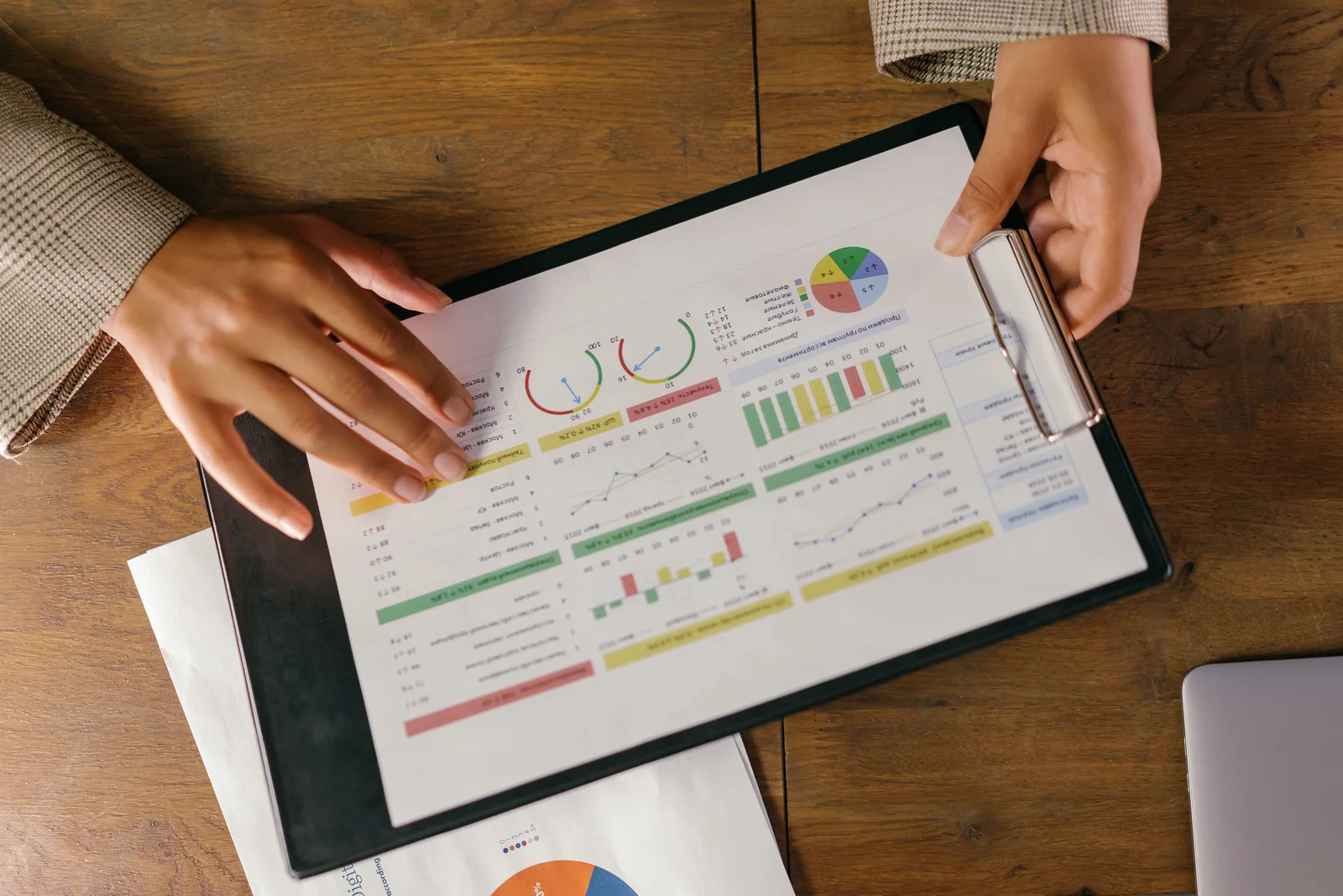 Pessoa pesquisando gráficos e informações de investimentos