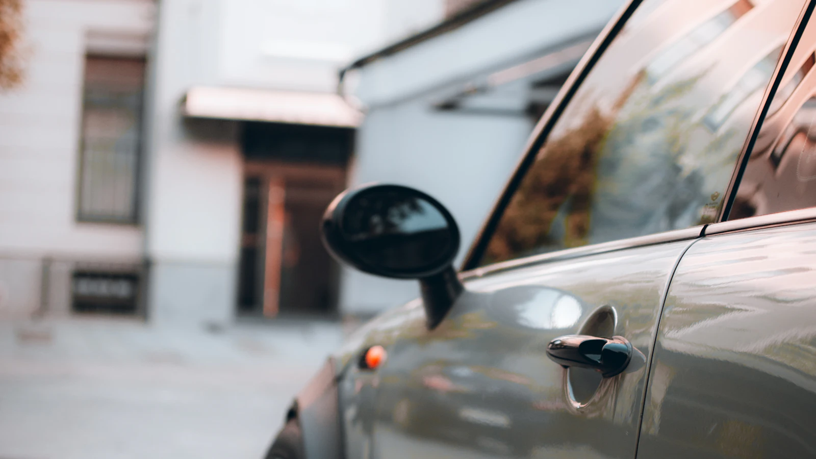 Carro estacionado em frente a uma residência